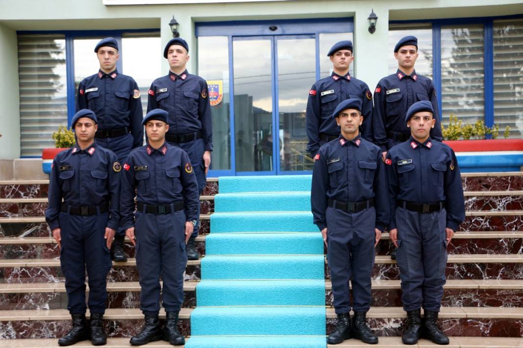 Kışladaki dört ikiz kardeş askeri, komutanları ayırt etmekte zorlanıyor 1